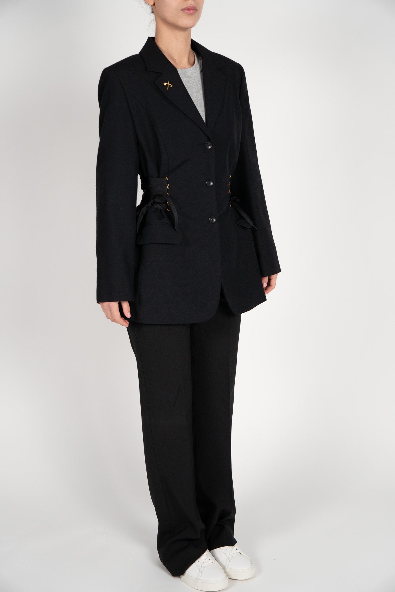 Sacou Negru Arhitectural – Umeri Oversize & Corset Lateral