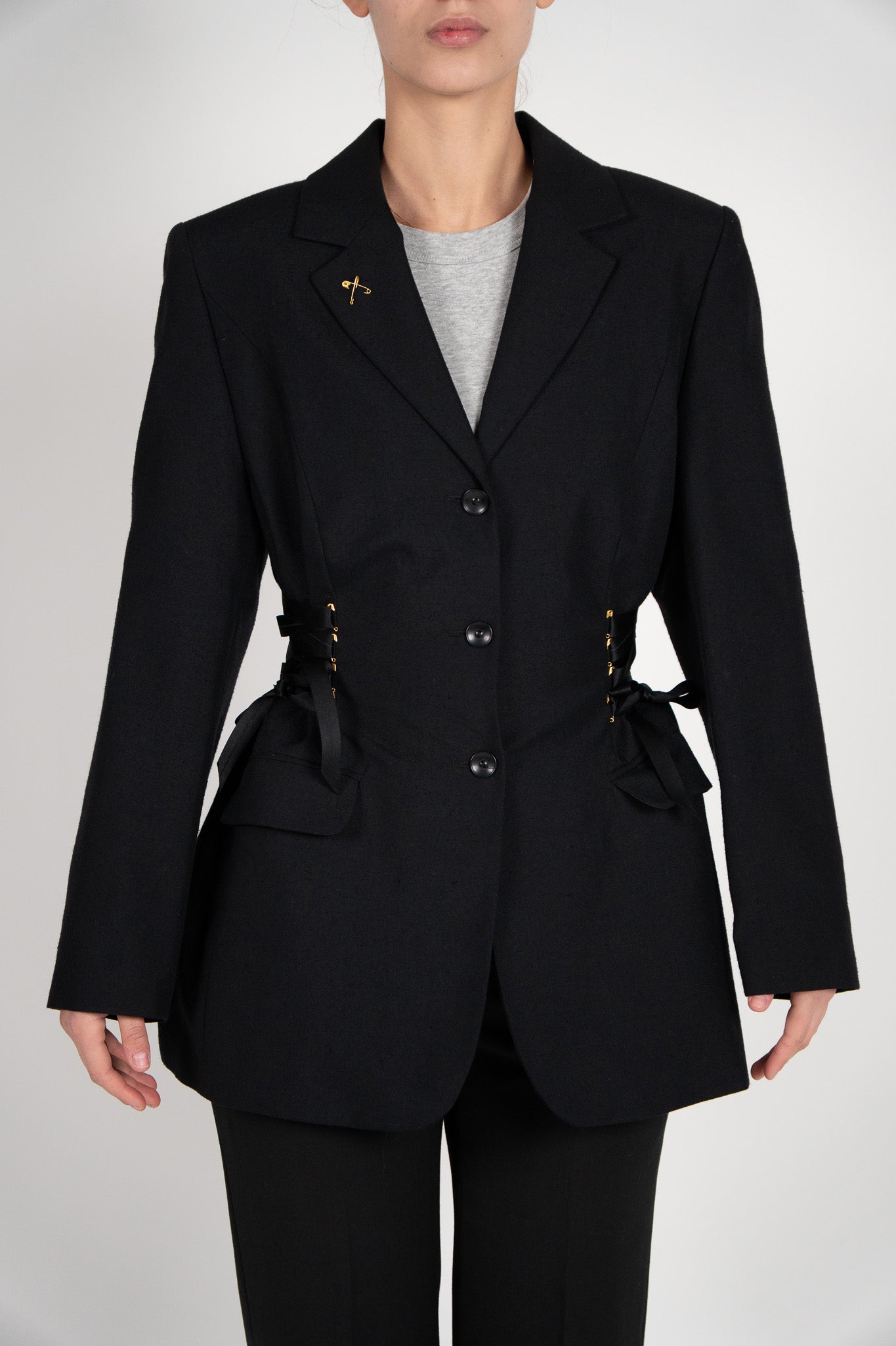 Sacou Negru Arhitectural – Umeri Oversize & Corset Lateral