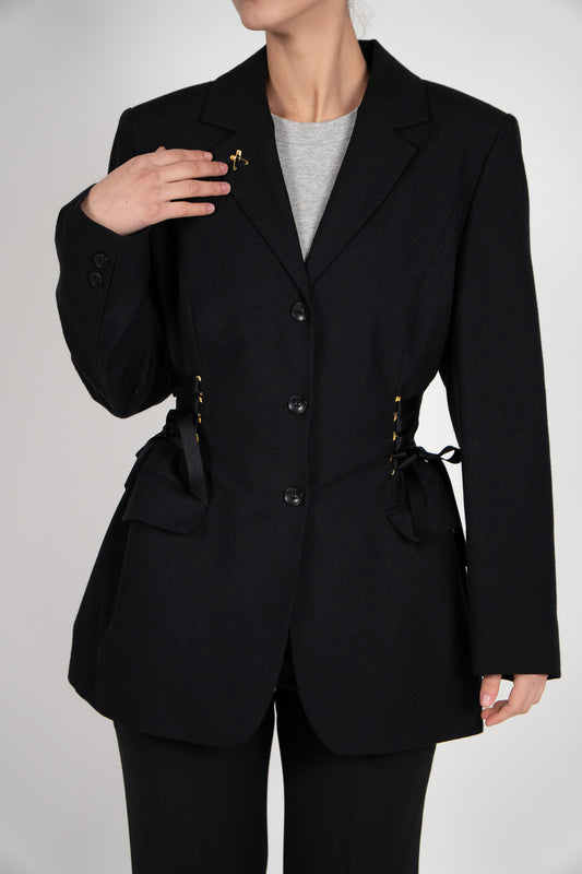 Sacou Negru Arhitectural – Umeri Oversize & Corset Lateral