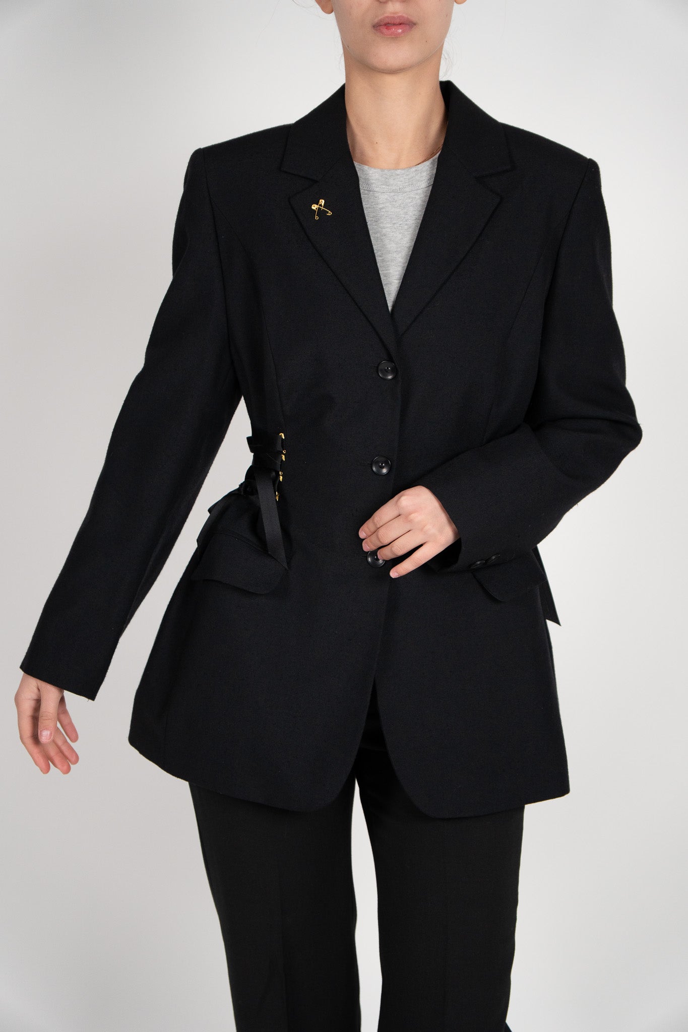 Sacou Negru Arhitectural – Umeri Oversize & Corset Lateral