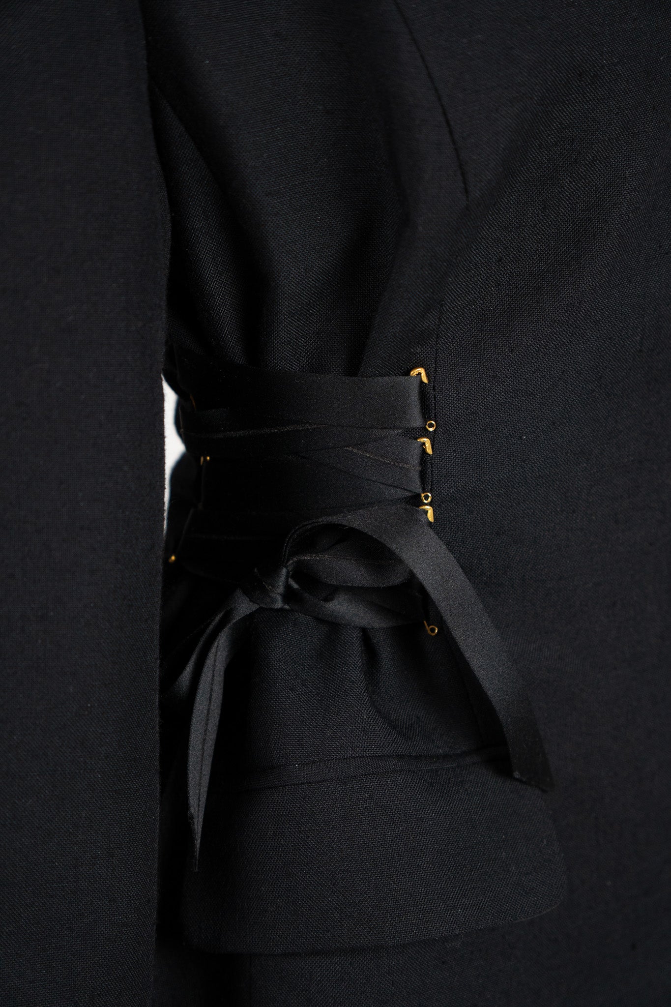 Sacou Negru Arhitectural – Umeri Oversize & Corset Lateral