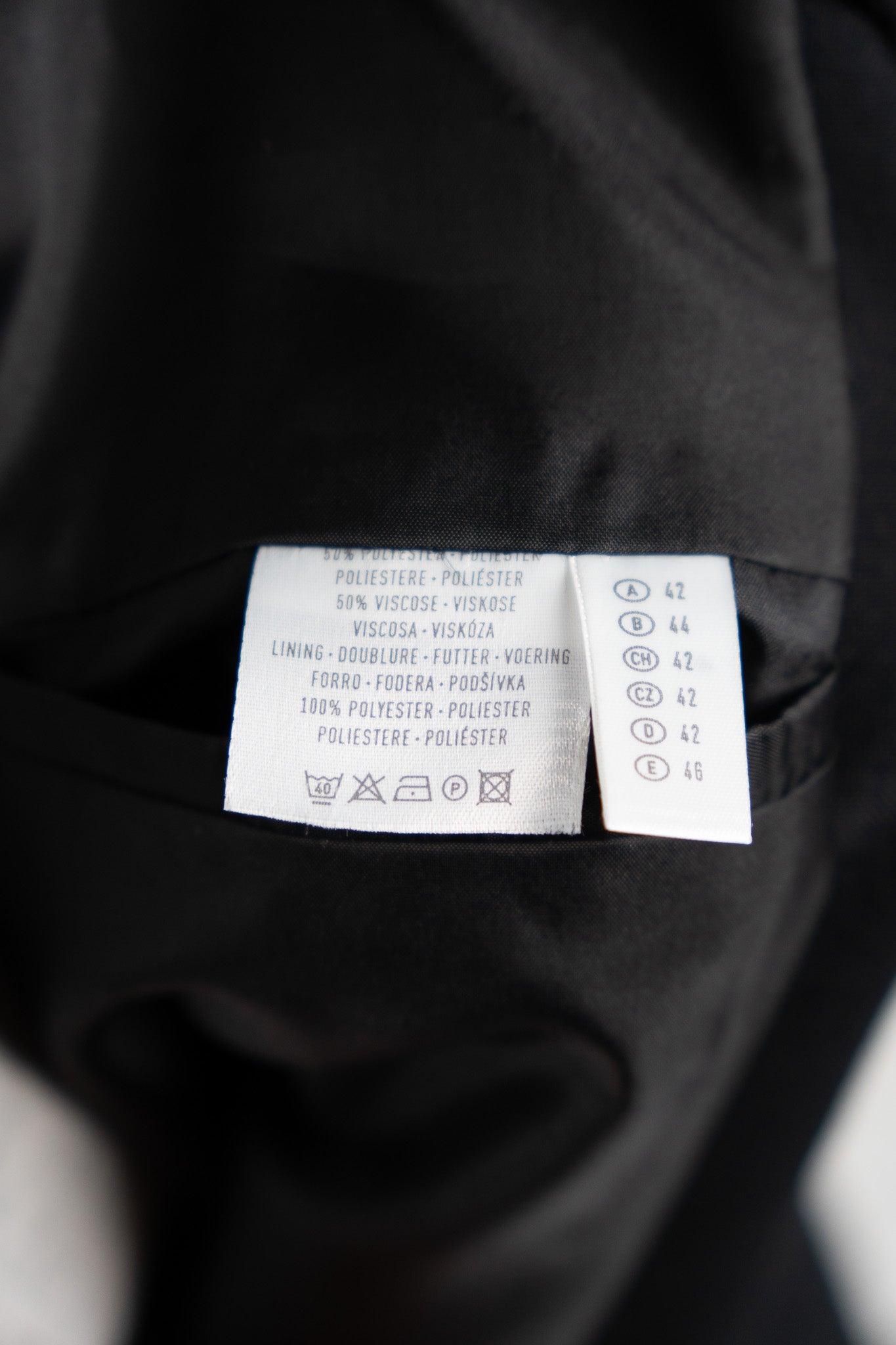 Sacou Negru Arhitectural – Umeri Oversize & Corset Lateral